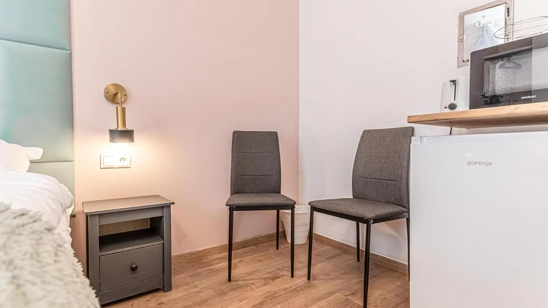 Queen Bed Central Studio Near Westbahnhof Vienna
