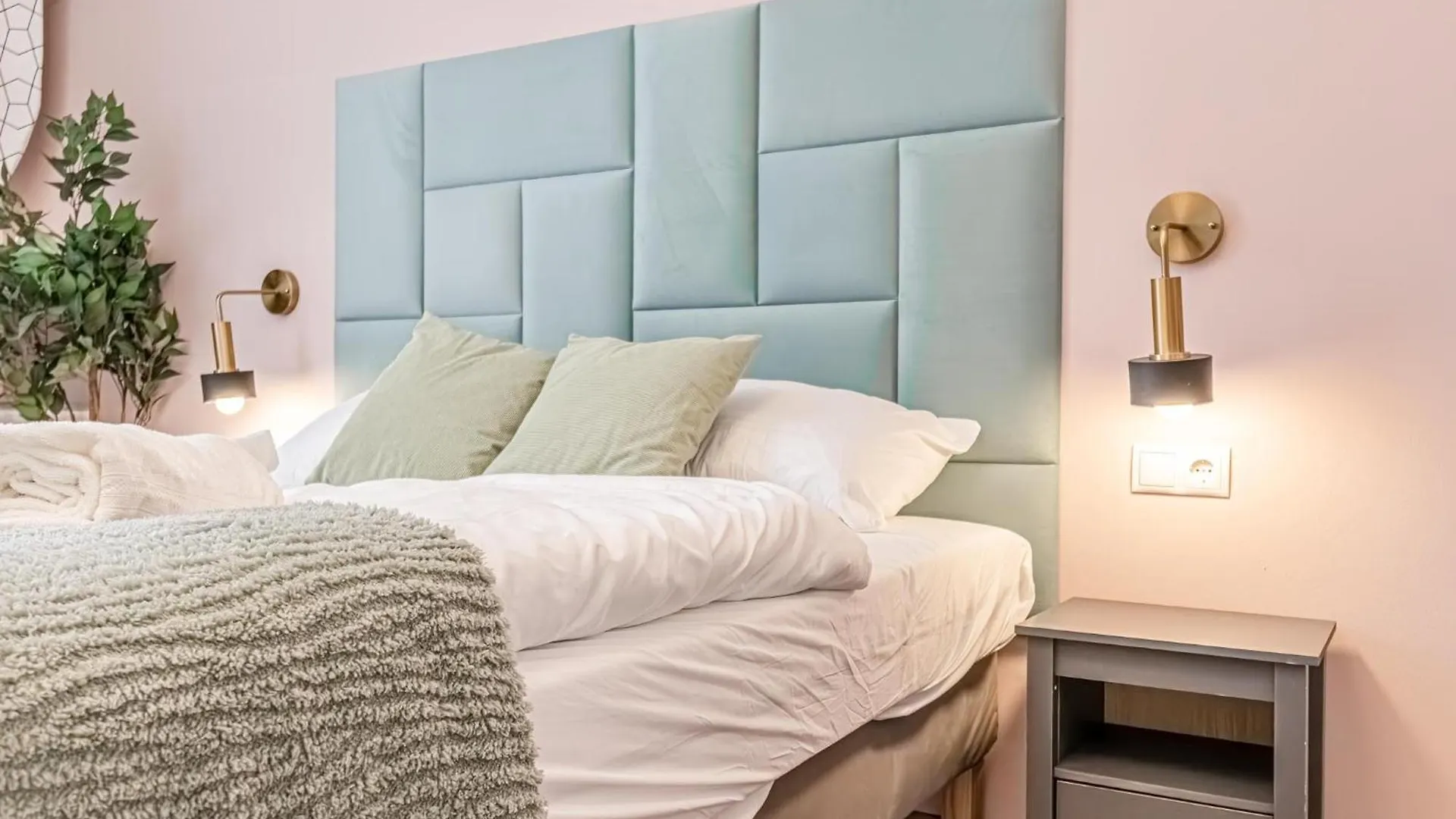 Queen Bed Central Studio Near Westbahnhof Vienna Austria