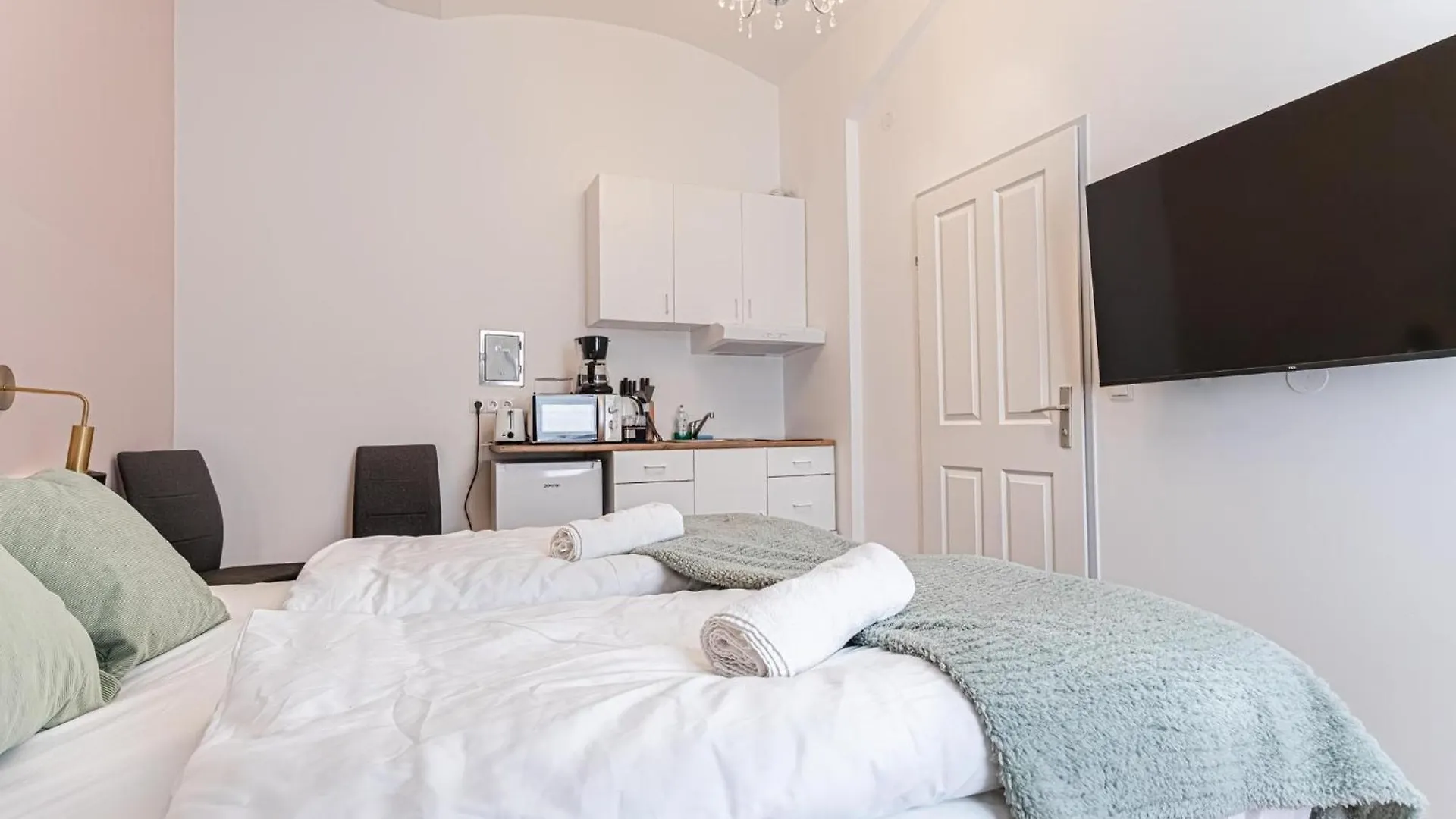 Queen Bed Central Studio Near Westbahnhof Vienna Apartment