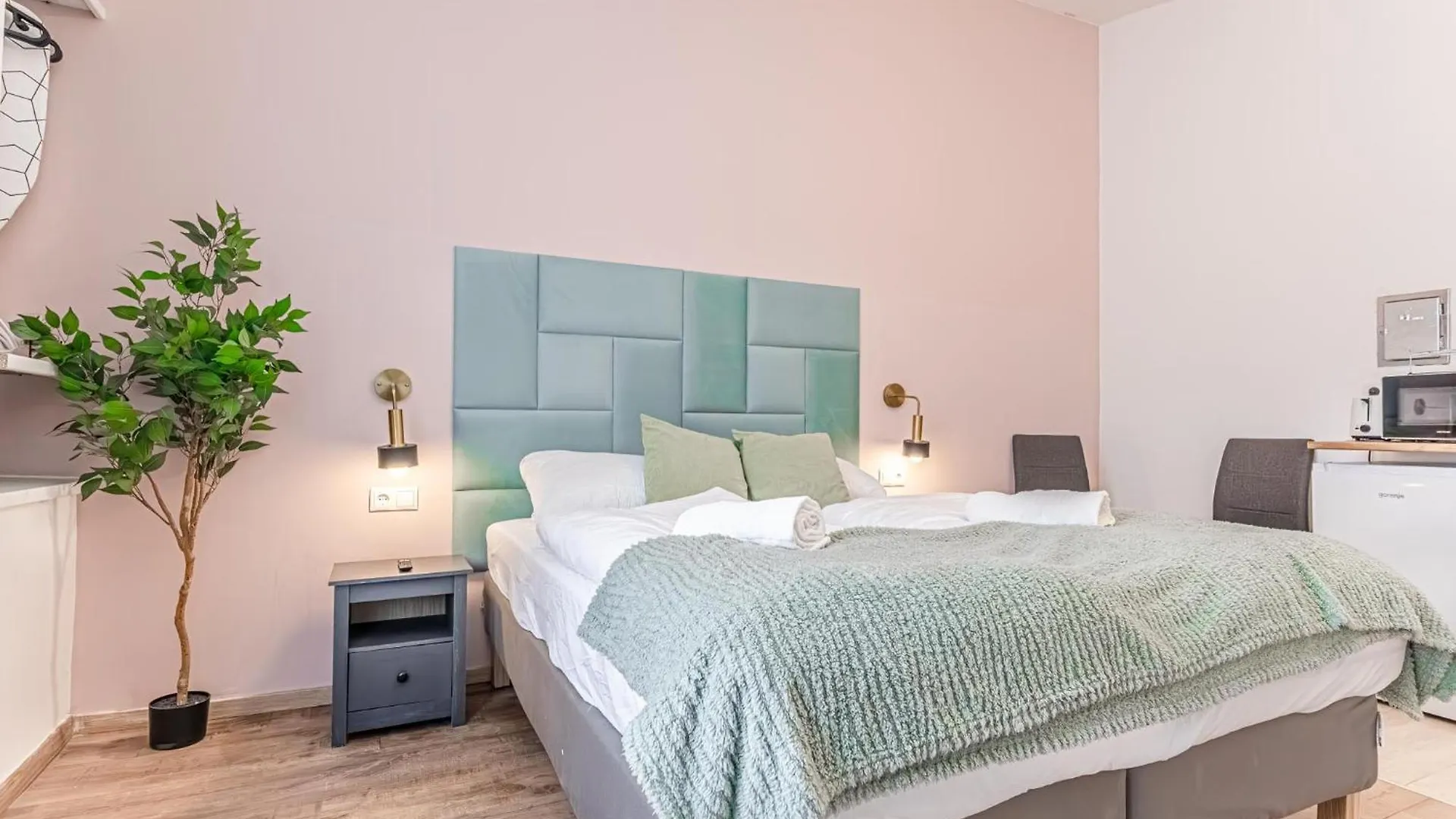 Queen Bed Central Studio Near Westbahnhof Vienna Apartment