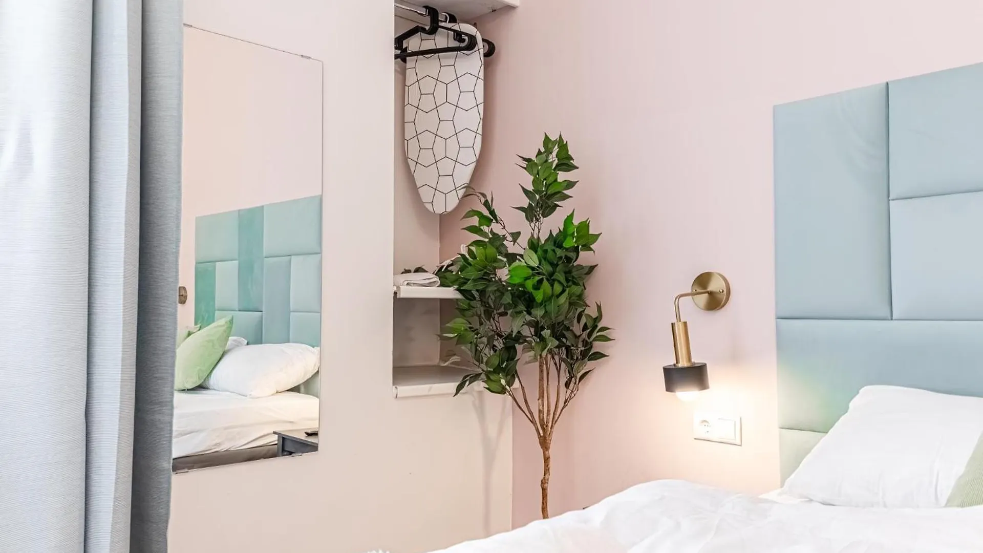 Queen Bed Central Studio Near Westbahnhof Vienna