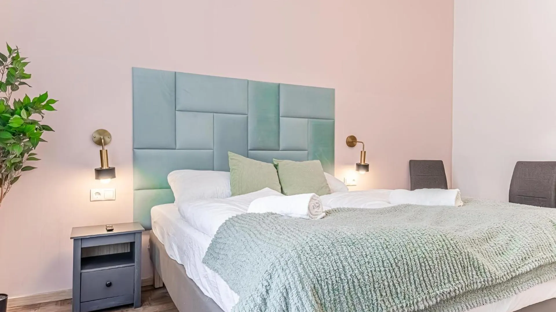 Queen Bed Central Studio Near Westbahnhof Vienna 0*,