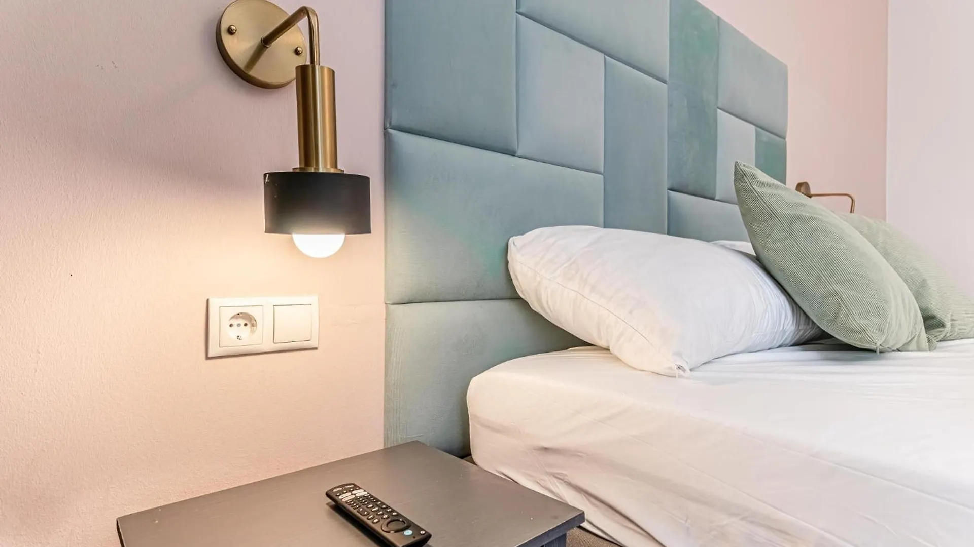 Queen Bed Central Studio Near Westbahnhof Vienna