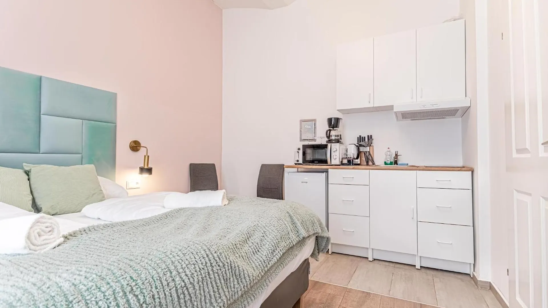 Apartment Queen Bed Central Studio Near Westbahnhof Vienna